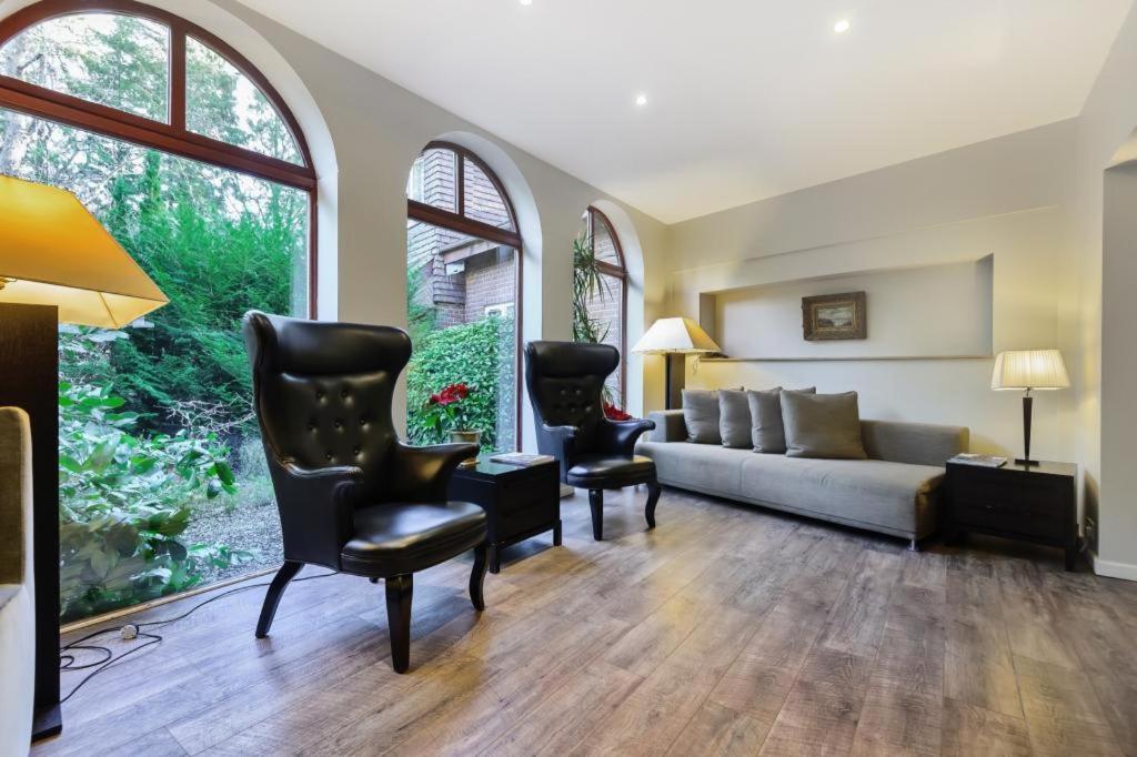 Coach House Villa Woking Eksteriør bilde