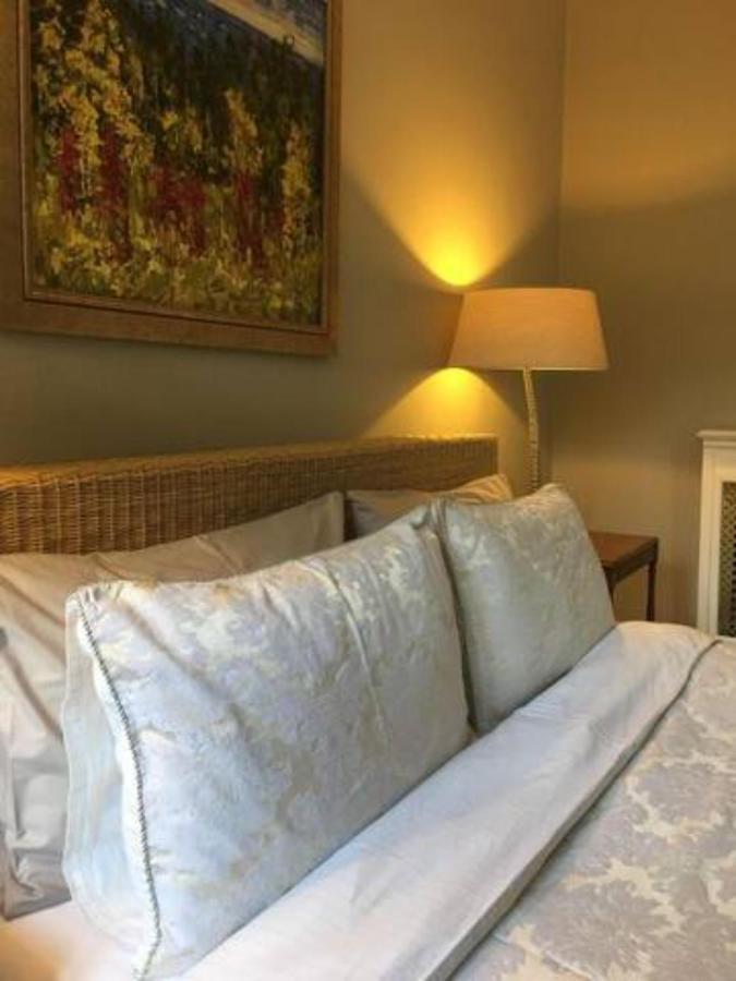 Coach House Villa Woking Eksteriør bilde