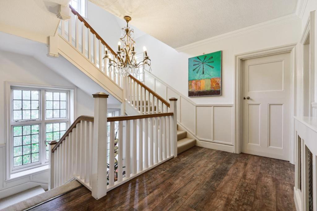 Coach House Villa Woking Eksteriør bilde