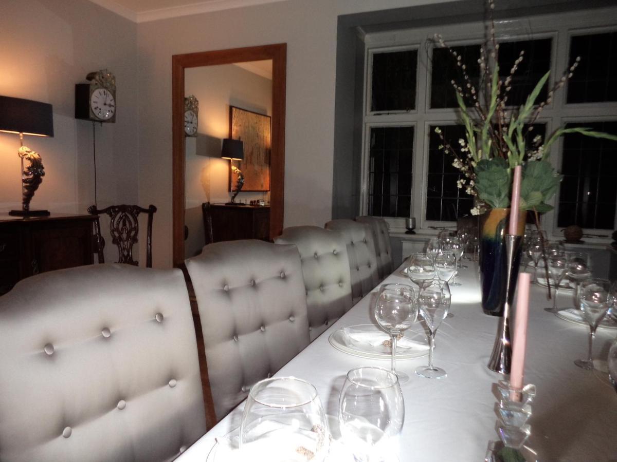 Coach House Villa Woking Eksteriør bilde