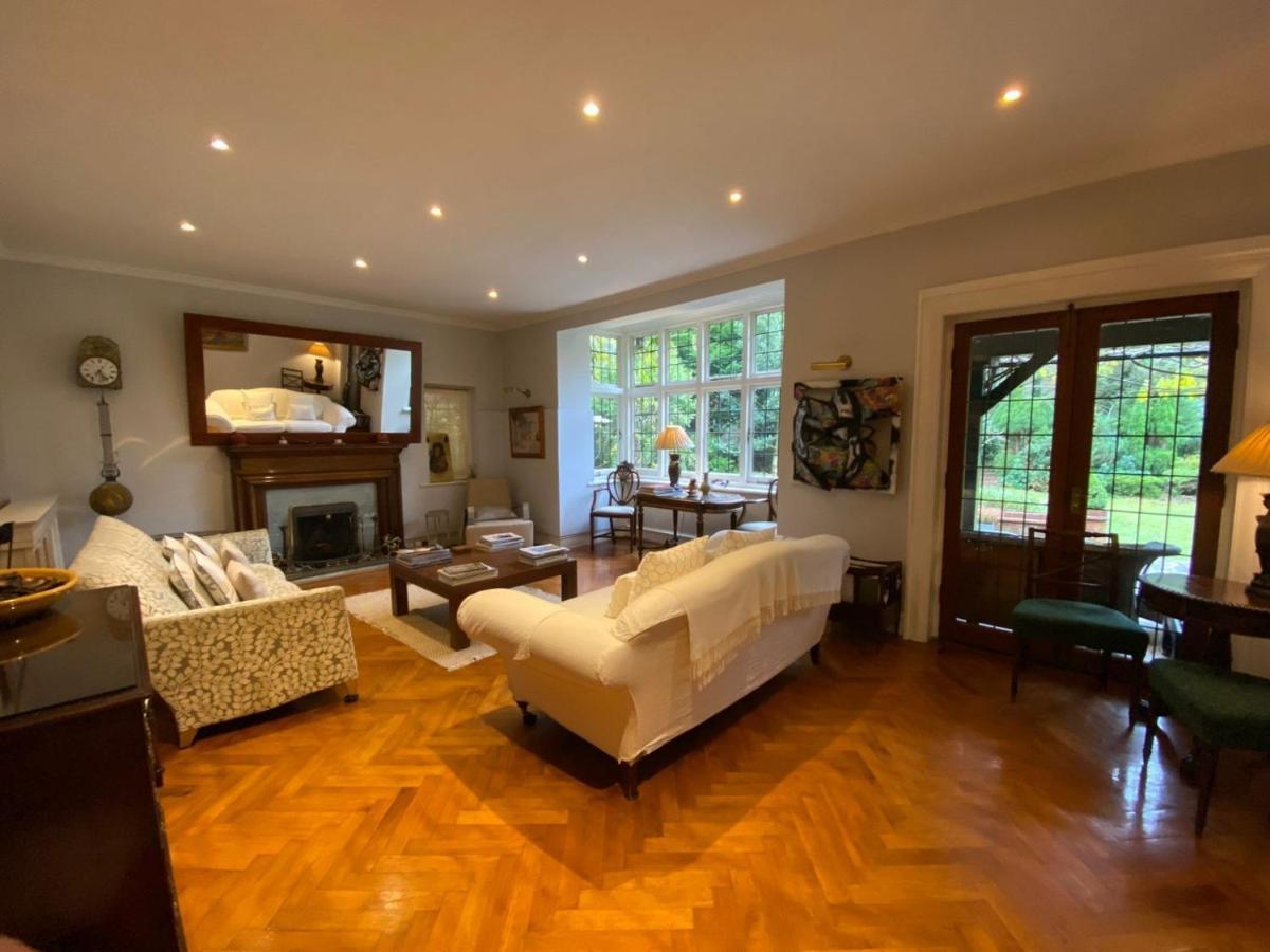 Coach House Villa Woking Eksteriør bilde