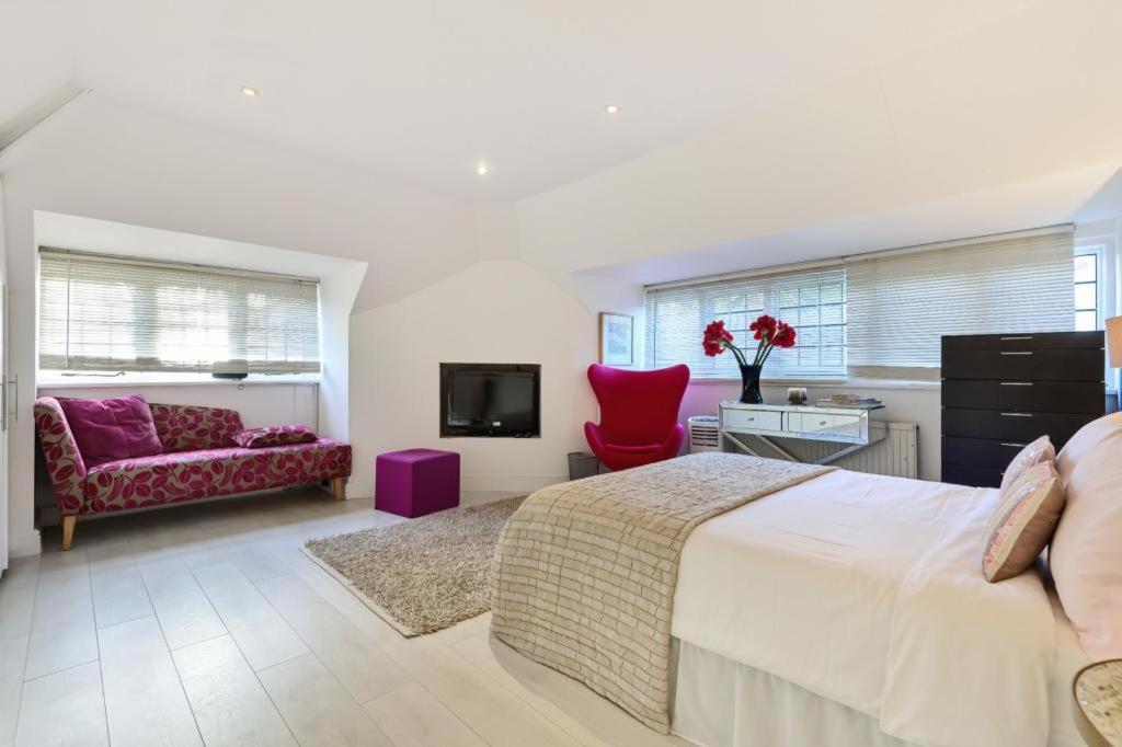 Coach House Villa Woking Eksteriør bilde