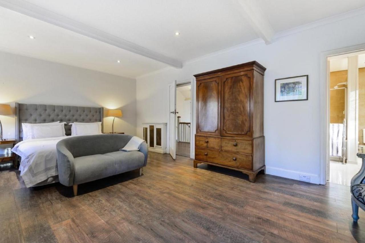 Coach House Villa Woking Eksteriør bilde