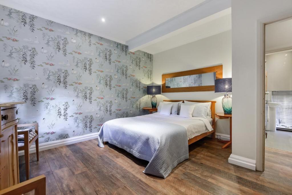 Coach House Villa Woking Eksteriør bilde