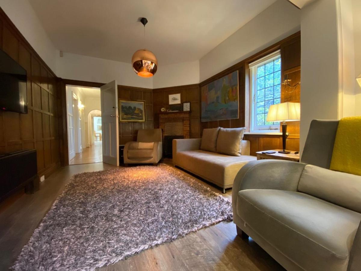 Coach House Villa Woking Eksteriør bilde