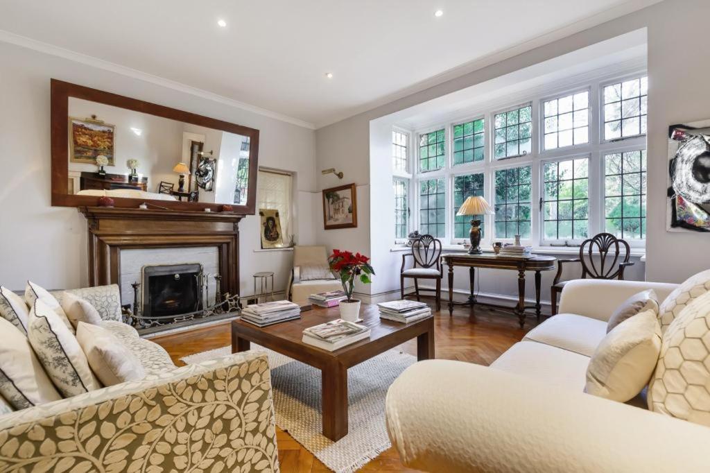 Coach House Villa Woking Eksteriør bilde