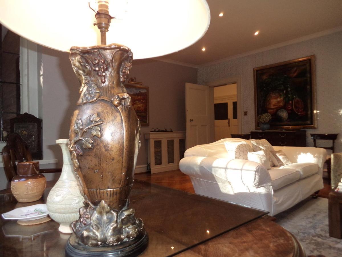 Coach House Villa Woking Eksteriør bilde