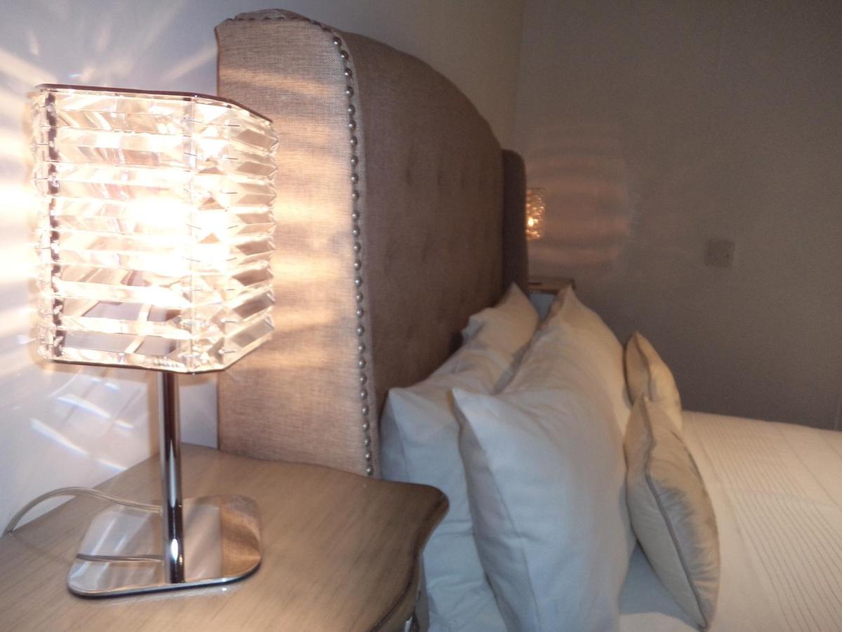 Coach House Villa Woking Eksteriør bilde