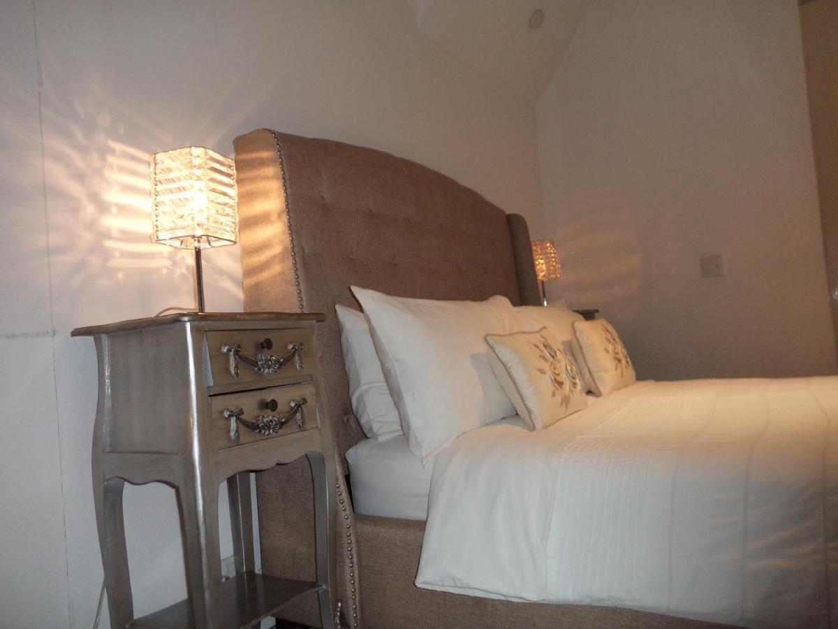 Coach House Villa Woking Eksteriør bilde
