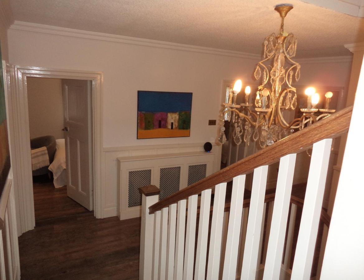 Coach House Villa Woking Eksteriør bilde