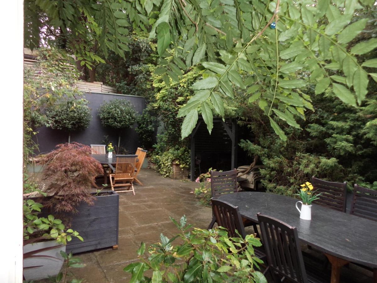 Coach House Villa Woking Eksteriør bilde