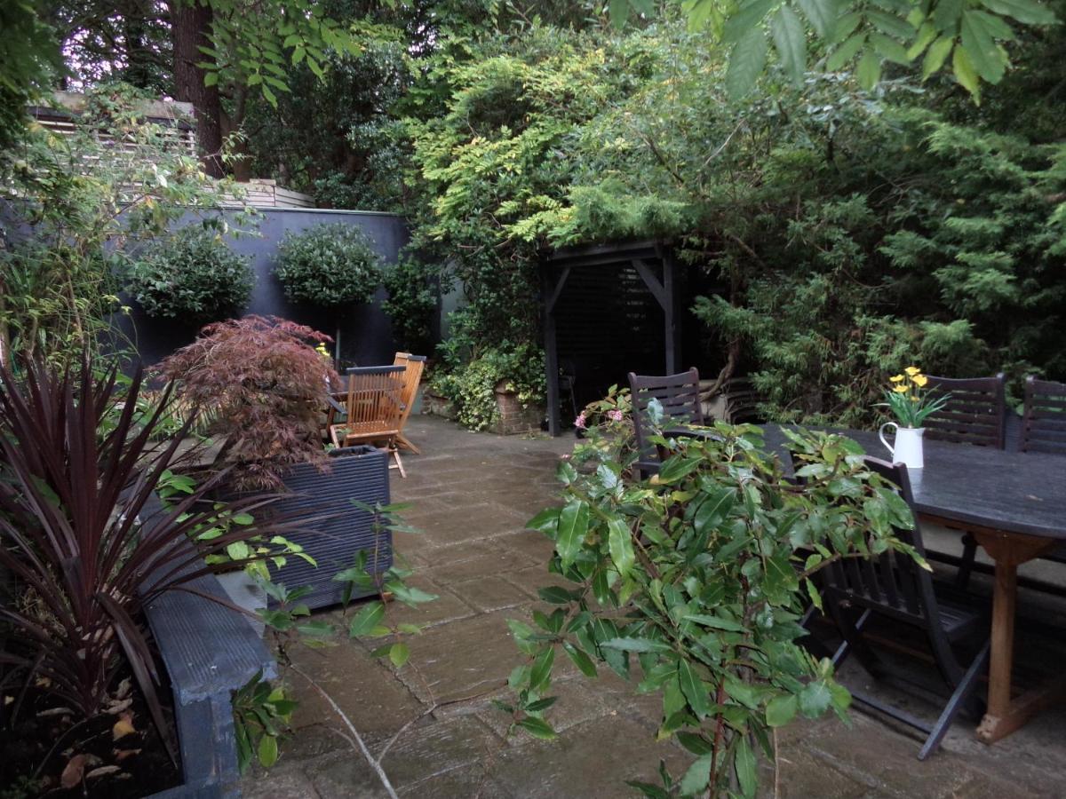 Coach House Villa Woking Eksteriør bilde