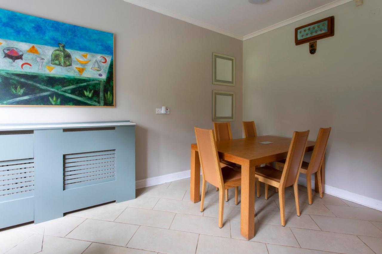Coach House Villa Woking Eksteriør bilde