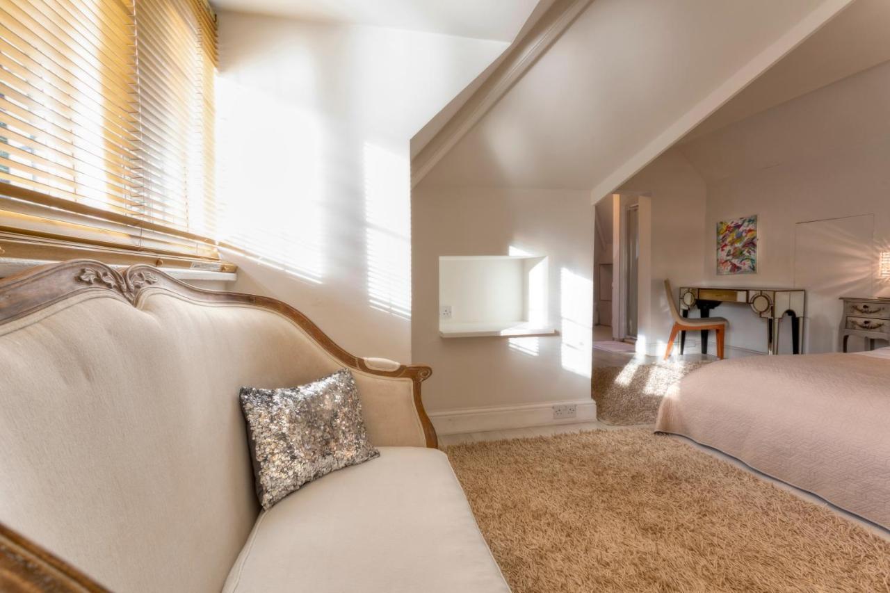 Coach House Villa Woking Eksteriør bilde