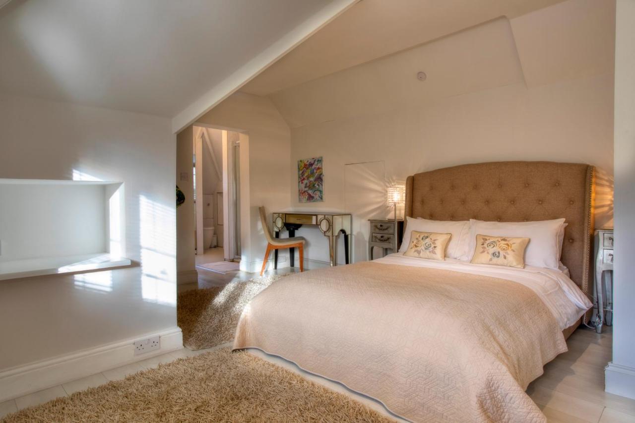 Coach House Villa Woking Eksteriør bilde