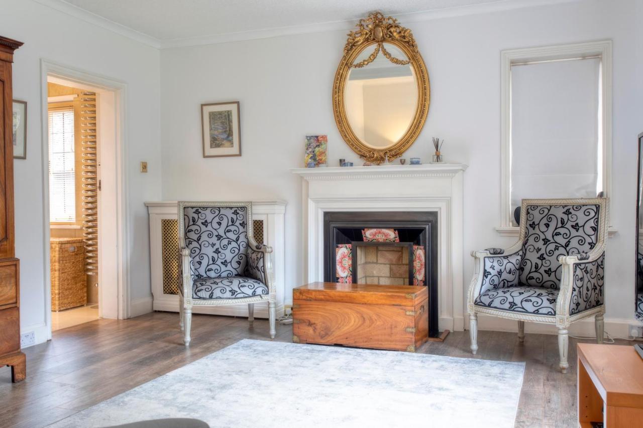 Coach House Villa Woking Eksteriør bilde