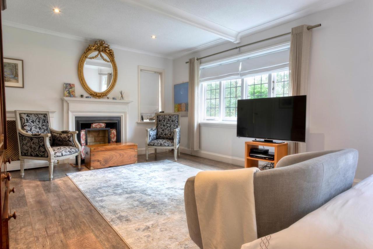 Coach House Villa Woking Eksteriør bilde