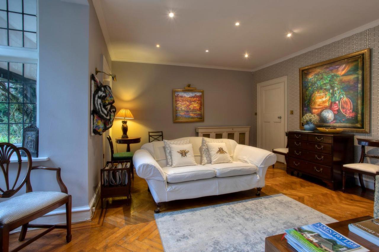 Coach House Villa Woking Eksteriør bilde